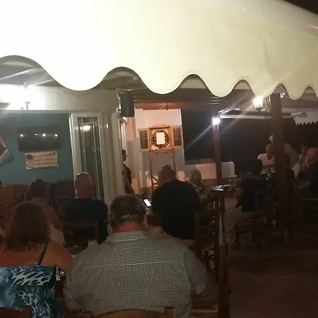 信天翁公寓 克法洛斯